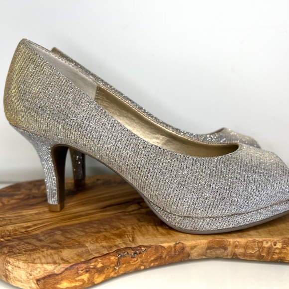 Coach and Four Silver Metallic Glitter Heels Open Toe Size 6 - Picture 3 of 16